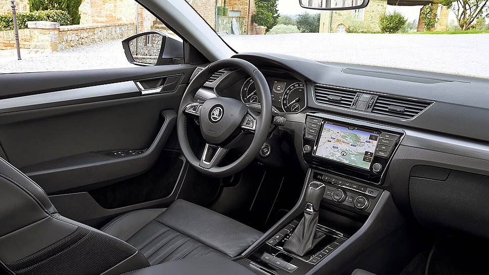 Дизайн панели приборов разработан таким образом, чтобы и пассажир легко мог увидеть показания различных индикаторов, расположенных на ней. 