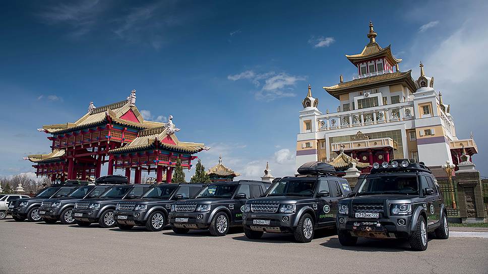 Прежде чем начать крутить баранку, калмыцкий водитель на счастье покрутит барабаны, расположенные по периметру центрального хурула.