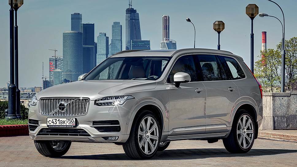 Электронное облако, накрывающее XC90, дает возможность пользоваться различными приложениями для передачи музыки или выбора ресторанов в месте назначения или первой в мире встроенной системой поиска и оплаты места на парковке Park & Pay.