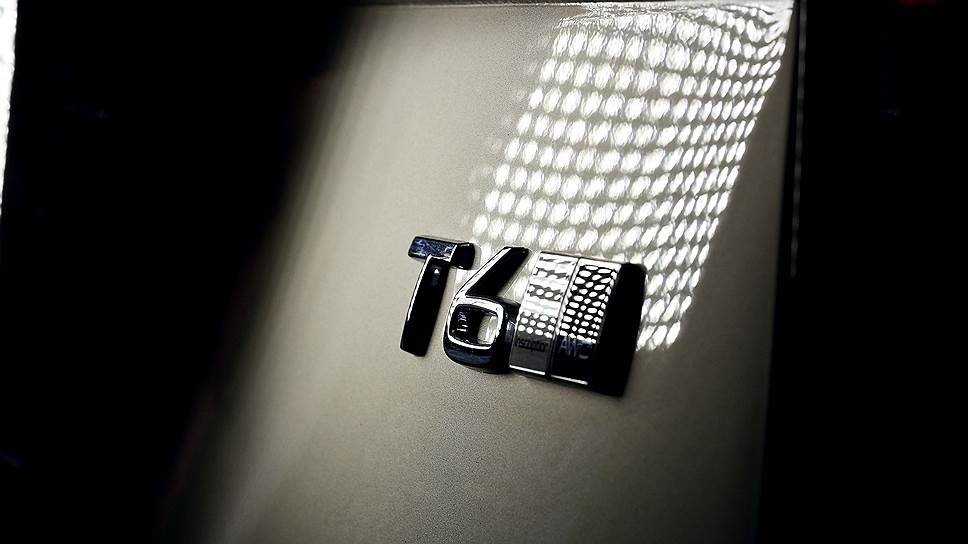 В стандартную
комплектацию ХС90 включены две уникальные системы. Одна из них — система Safe Positioning — не просто контролирует движение автомобиля в пределах полосы, а определяет степень усталости водителя и риск схода с трассы. Вторая позволяет автомобилю автоматически тормозить перед перекрестком, на который готово выскочить другое транспортное средство.