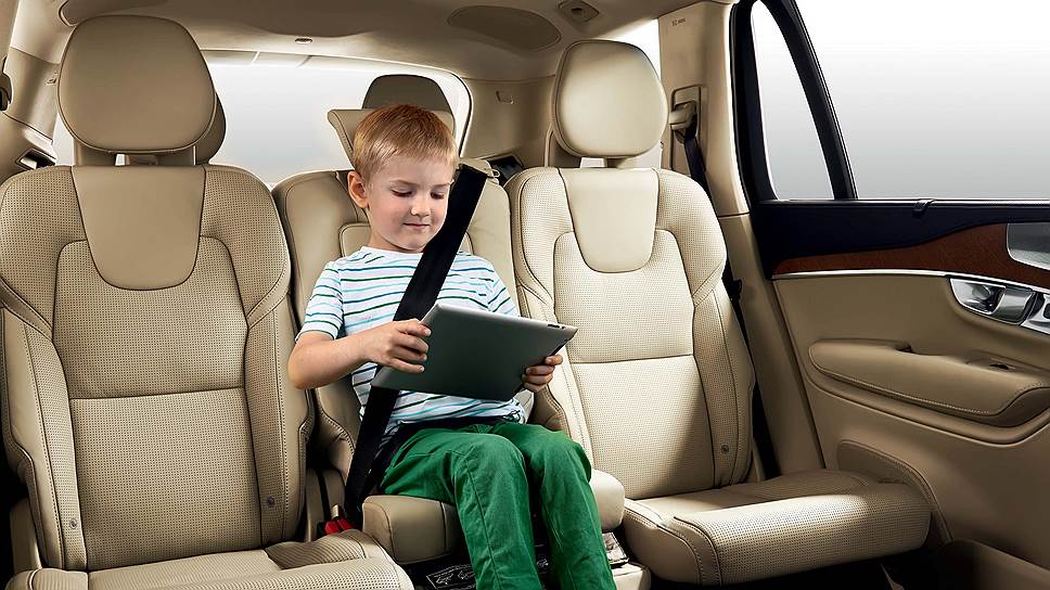 ХС90 — это семиместный автомобиль, в котором комфортно всем. Удобно устроиться получается даже у пассажиров третьего ряда с ростом до 170 см. Есть здесь и встроенное детское кресло.