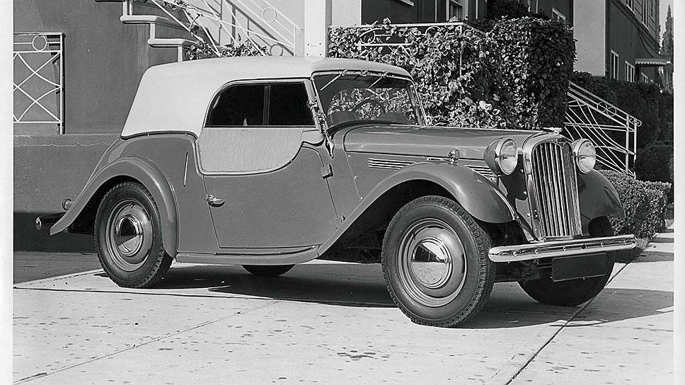 Singer SM Roadster делали с 1951 по 1955 год. Презентовали модель в октябре 1951 года на Парижском автосалоне - это была экспортная модификация обычного родстера, но с мотором объемом 1,5 л от седана Singer SM1500. На внутреннем рынке максимально возможный объем мотора у родстера составлял только 1,2 л.