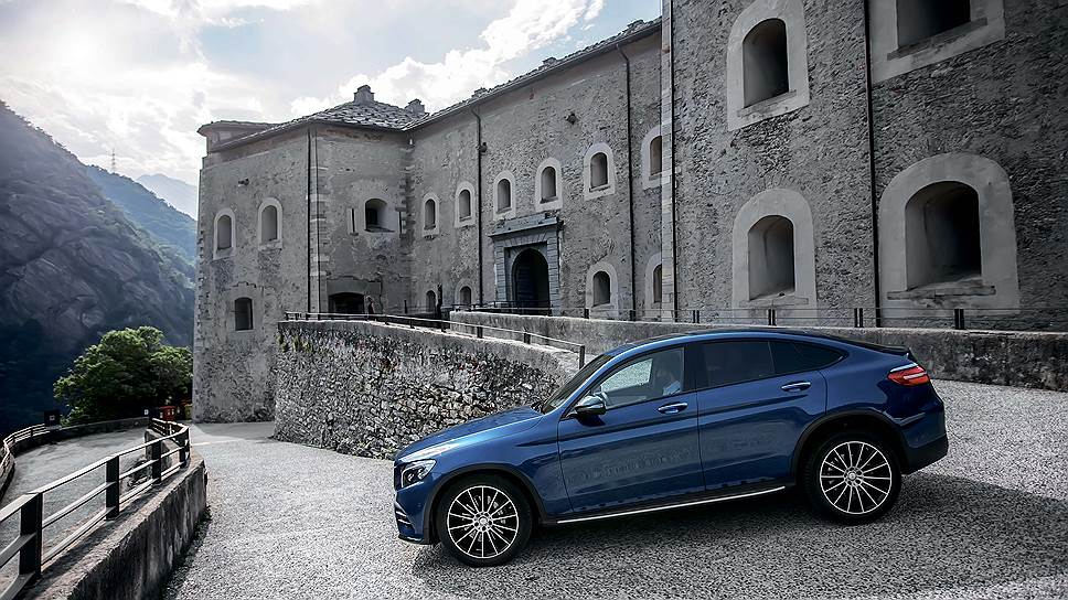 Даже в базе GLC Coupe предлагает солидный набор опций и систем безопасности, среди которых камера кругового обзора, система предупреждения и предотвращения столкновения, система помощи при боковом ветре, а также ассистент, помогающий при подъеме и на спуске.