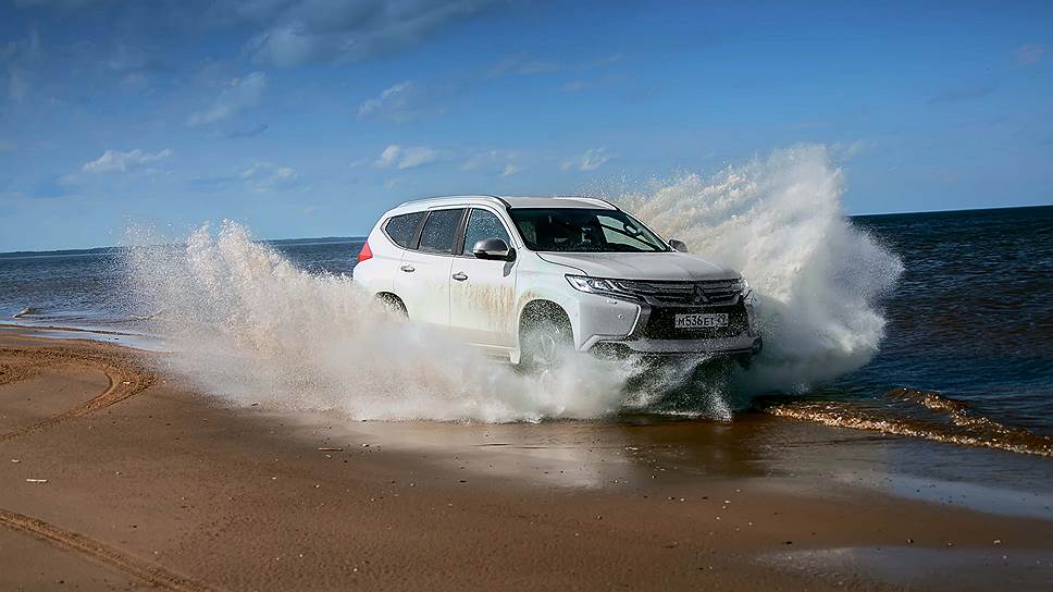 Автомобиль оборудован камерой кругового обзора, системой мониторинга слепых зон, системой предотвращения попутных столкновений, системой предотвращения столкновений при парковке и системой помощи при подъеме и спуске.  