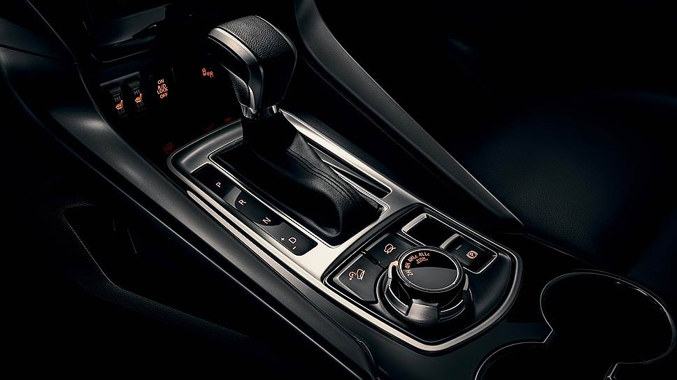 На обновленном Mitsubishi Pajero Sport устанавливается модернизированная система полного привода - Super Select 4-II, позволяющая блокировку заднего дифференциала. Впрочем, для тех, кому лень самому заморачиваться с блокировками, предусмотрена кнопка автоматического выбора режима - "снег", "песок", "асфальт" или "грунтовка".  