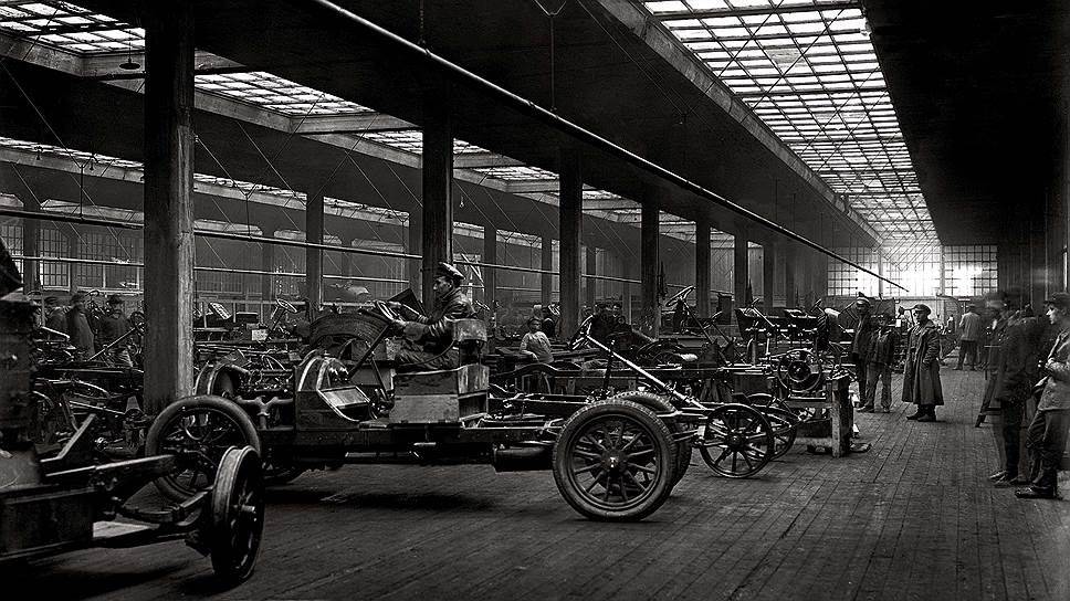 Так начинался АМО: начало 1920-х годов, еще не завод, а всего лишь ремонтная мастерская. Неизвестный фотограф удачно поймал дух времени: скопище самых разномастных машин в большом пространстве цеха со светом, бьющим через стеклянную крышу.  