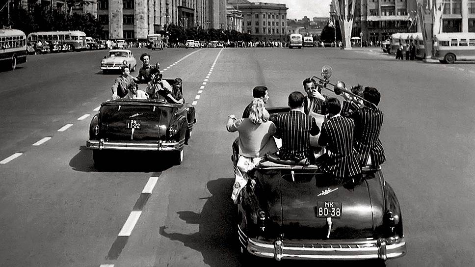 VI Всемирный фестиваль молодежи и студентов 1957 года запомнился атмосферой свободы и открытости, идеально переданной Михаилом Трахманом на фото с двумя кабриолетами ЗИС-110. И только само имя завода имени Сталина на эмблеме автомобиля - как привет из прошлого в разгар хрущевской оттепели.  