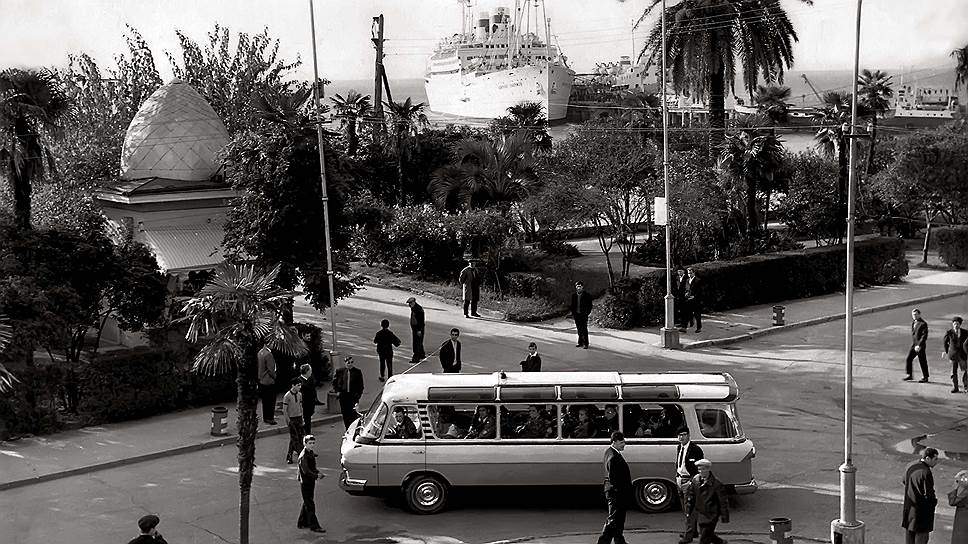 Неизвестный фотограф поймал в кадр ЗИЛ-118 "Юность" в Сухуми в 1971 году. К тому времени микроавтобус выпускался уже восемь лет, а с различными модификациями находился в производственной программе до 1994 года. Виднеющийся на заднем плане пароход "Адмирал Нахимов" - а это бывший немецкий "Берлин", спущенный на воду в 1925 году, - будет совершать круизы по Черному морю еще 14 лет и погибнет от столкновения с сухогрузом "Петр Васев".   