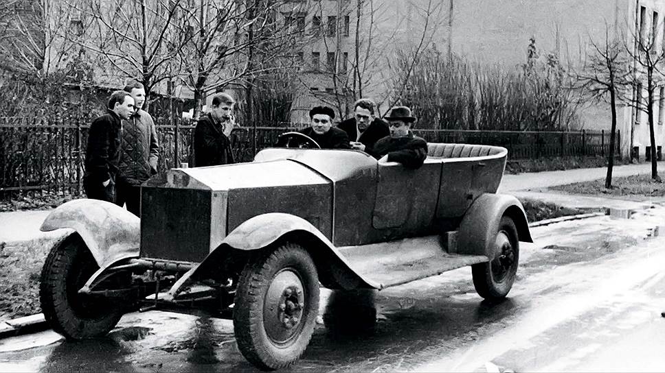 "Роллс-Ройс" в процессе восстановления на авторемонтном заводе с использованием двигателя, трансмиссии и мостов от ГАЗ-51. Эти агрегаты стоят на автомобиле до сих пор, а полноценная реставрация в планах не значится.  