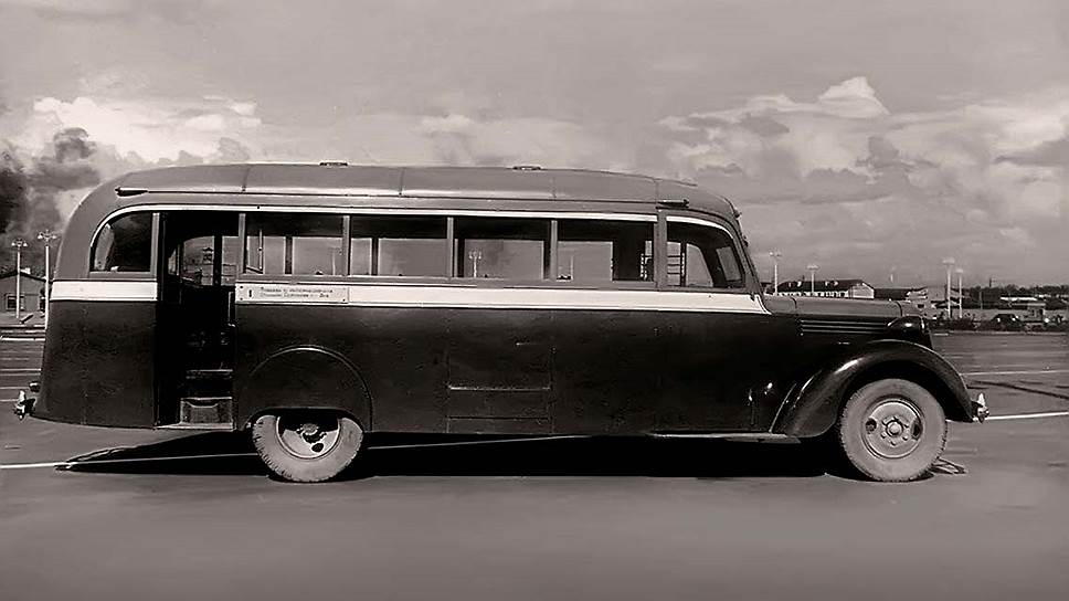 В 1939 году самым распространенным автобусом в Москве был ЗИС-16, вмещавший 34 пассажира. Проезд в автобусе и трамвае стоил 15 коп., а в метро - 30 коп. В такси работали все те же ГАЗ-М1 и ЗИС-101, проезд в которых стоил 1 руб. и 1 руб. 40 коп. за километр соответственно.  