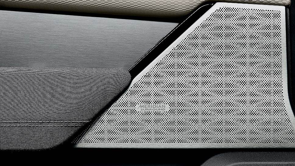 Обивка Premium Textile от компании Kvadrat - технологичная альтернатива традиционной коже. Волокна материала созданы из вторично переработанного пластика. Он очень мягок, долговечен и удобен в эксплуатации. В новой модели его используют в комбинации с искусственной замшей. 