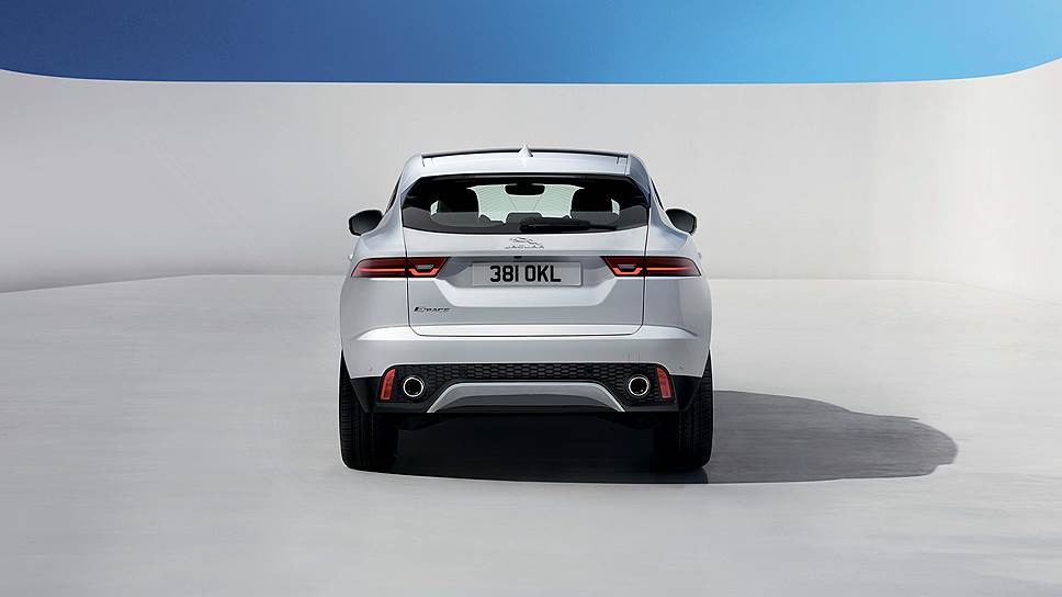ДЛЯ РОССИЙСКОГО рынка в стандартное оснащение E-Pace входит подогрев лобового стекла, рулевого колеса, передних сидений, а также функция стояночного обогрева двигателя и салона с дистанционным управлением и возможностью запуска со смартфона. Все это дополняет богатство базового оснащения автомобиля.