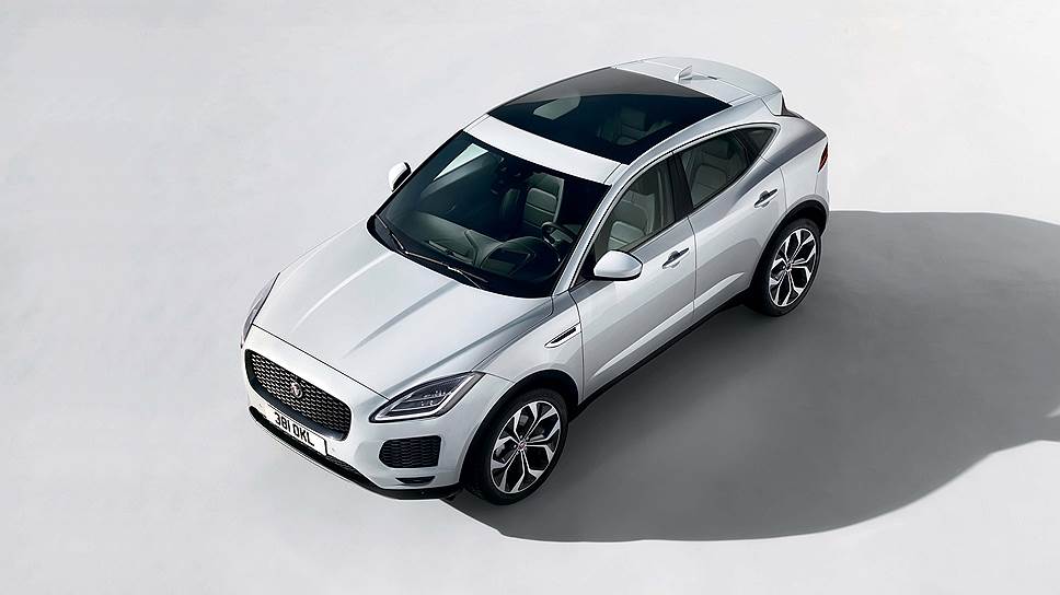 Для JAGUAR E_PACE можно выбрать крышу в цвет кузова, черную контрастную или панорамную. На выбор также доступно 11 цветовых решений экстерьера. Боковые вентиляционные отверстия отделаны полированным хромом. Светодиодный рисунок дневных ходовых огней имеет форму J-Blade.