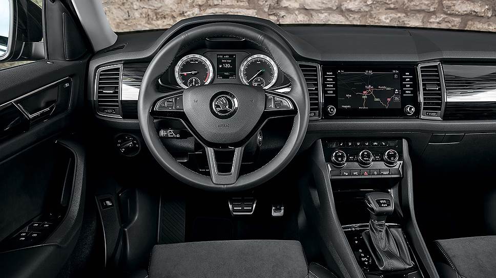 Среди доступных на Skoda Kodiaq систем помощи водителю - система контроля дистанции спереди с функцией экстренного торможения в городе, адаптивный круиз-контроль, система контроля слепых зон и ассистент предупреждения о поперечном трафике сзади, ассистент движения по полосе, ассистент движения в пробке и ассистент аварийной остановки, система защиты пассажиров, системы помощи при парковке, а также новинка для Skoda - ассистент буксировки прицепа.  