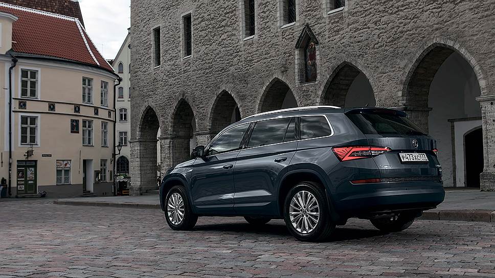 Skoda Kodiaq может похвастаться тремя десятками решений Simply Clever, среди которых есть и новинки. Помимо набора для сна, это защита дверной кромки, она состоит из узкой полоски пластика, расположенной по краю двери, которая автоматически выдвигается при открывании двери и защищает ее от контакта с соседними автомобилями, стенками и т. п., таким образом предотвращая образование царапин. А кроме того, это электрическая блокировка задних дверей для защиты детей и функция связи внутри автомобиля, помогающая водителю без повышения голоса и поворота головы комфортно разговаривать с задними пассажирами.  Багажный отсек Skoda Kodiaq в пятиместном варианте автомобиля составляет 635 л, в семиместном - 233 л при разложенных сиденьях третьего ряда и 593 л - при сложенных. Доступная на заказ перегородка может размещаться за передними сиденьями или за вторым рядом сидений. При сложенных сиденьях в пятиместном варианте при загрузке до потолка объем багажника увеличивается до 1980 л.   