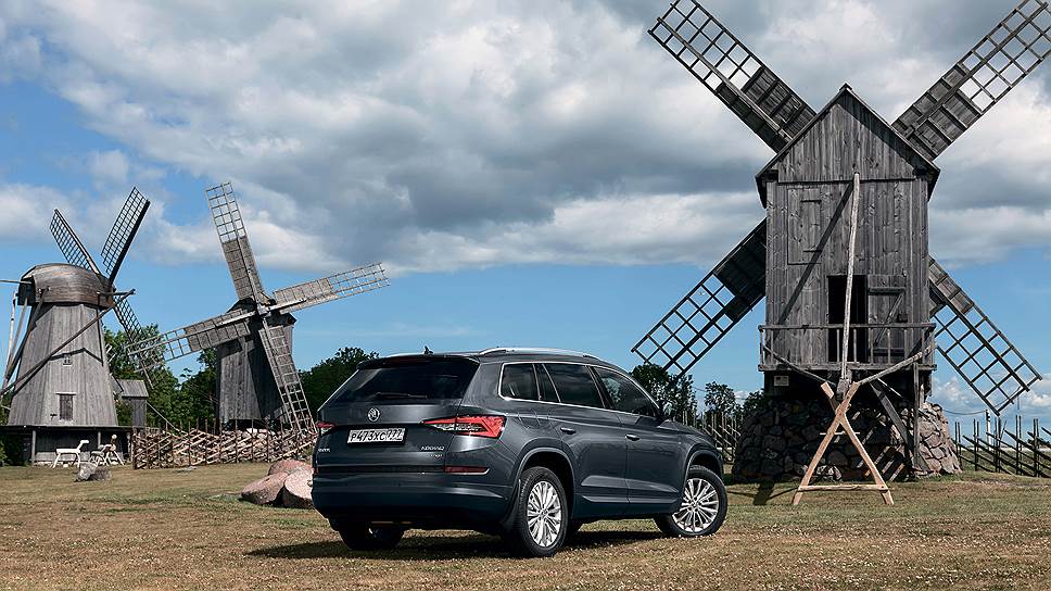 Этимология названия нового Skoda такова. Кадьяк - подвид бурых медведей, это один из самых крупных хищников, живущих на суще. Обитает на острове Кадьяк и других островах Кадьякского архипелага. Живущий там же народ алутиик называет медведя Taq uka 'aq, при этом буква q в конце слова традиционно используется ими в названиях животных. В чешской компании решили, что использовании буквы q в названии модели будет данью традициям маленького эскимосского народа. Потому что в английском языке Kodiak, будь то медведь или остров, пишется с k на конце.    Опционально Skoda Kodiaq оснащается электроприводом двери багажного отсека, которую можно открывать и закрывать при помощи ручки, дистанционного управления, кнопки на центральной консоли или педали с сенсорным управлением, которая срабатывает при движении ногой под задним бампером.  