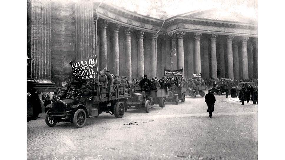 Патриотическая манифестация инвалидов и увечных воинов 17 апреля 1917 года. Впереди колонны с лозунгом "Солдаты - в окопы! Рабочие - к станкам!" едет американский грузовик White, за ним следует Packard. Автомобили обеих марок поставлялись в Россию во время войны и к 1917 году стали самыми массовыми грузовиками в армии.