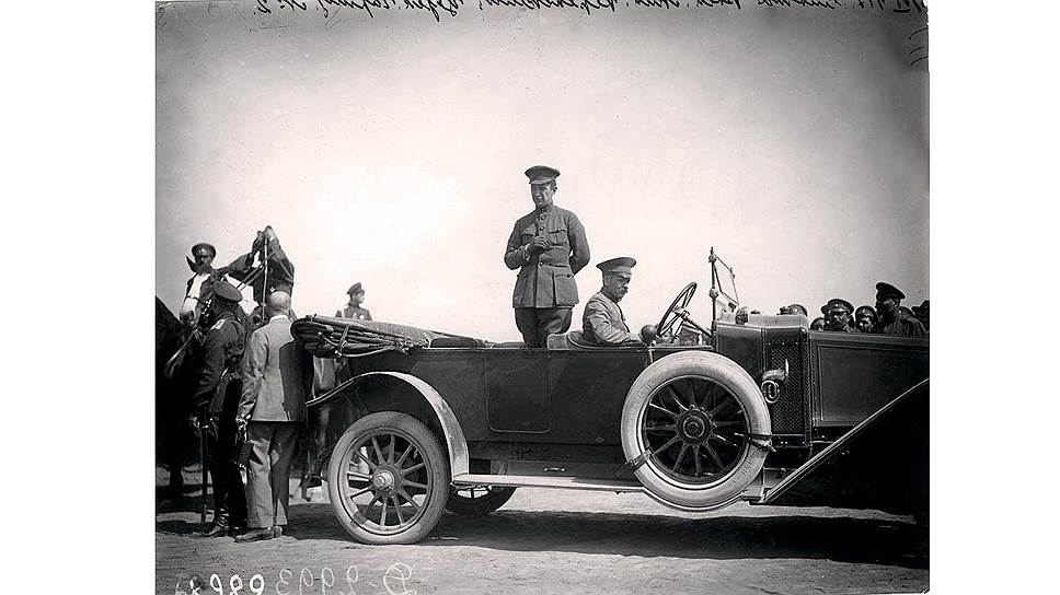 Керенский выступает на смотре войск Царскосельского гарнизона 6 июня 1917 года. Автомобиль Renault - из бывшего Собственного Его Величества гаража, приобретен осенью 1914 года. За рулем шофер в старой придворной форме, но со споротым с воротника галуном с орлами и без знака короны на фуражке.