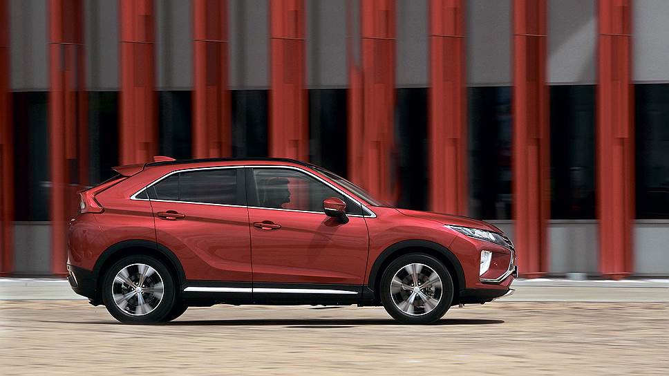 Современная система полного привода Eclipse Cross прикрывается аббревиатурами S-AWC и AYC, но имеет мало общего с легендарной трансмиссией Lancer Evo. Связью с задней осью заведует обычная муфта, дифференциалы не блокируются, распределением момента занимаются тормозные механизмы