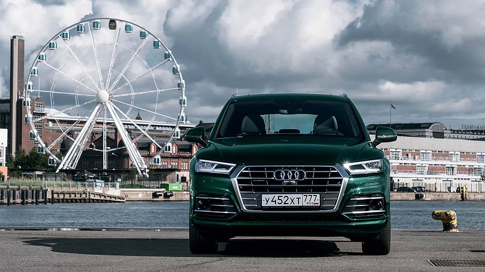 Один из главных внешних элементов Audi Q5 — фары клиновидной формы. Выразительность — не самое важное их качество, куда важнее комфорт при вождении, а также безопасность. Базовые бифункциональные ксеноновые фары могут быть заменены светодиодными фарами или фарами Matrix LED с динамическими указателями поворотов.