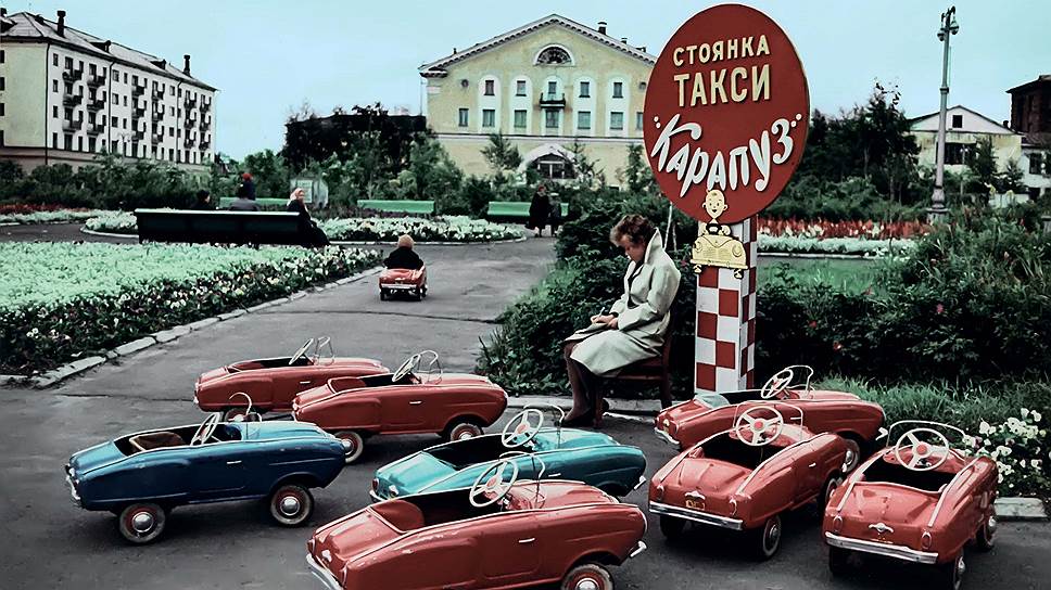 На стоянке детского такси "Карапуз". Архангельск, 1960-е.