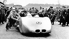 Mercedes-Benz W125 для Рудольфа Караччиолы был исключительно совершенен с точки зрения аэродинамики. Его создавали, обдувая макет в трубе, в результате таких испытаний было принято решение сделать два отверстия спереди.