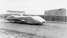 Mercedes-Benz W125 для Рудольфа Караччиолы был исключительно совершенен с точки зрения аэродинамики. Его создавали, обдувая макет в трубе, в результате таких испытаний было принято решение сделать два отверстия спереди.