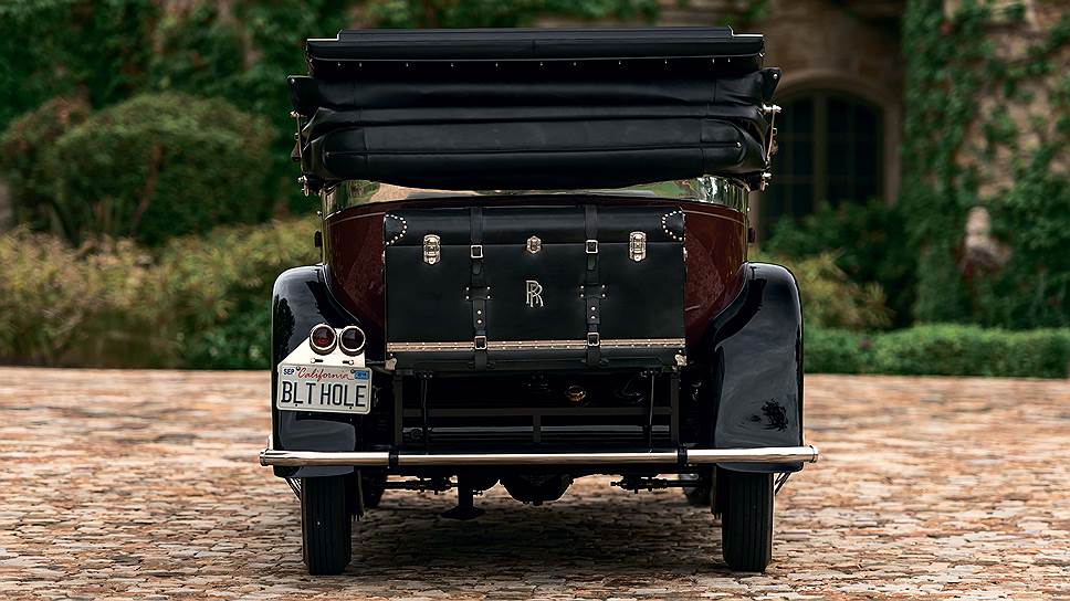 В Спрингфилде Rolls-Royce собирали с 1921 по 1931 год. Американская публика оказалась не чета британской и требовала готовый продукт, а не изготовления машины на заказ. Поэтому большинство американских Rolls-Royce были с типовыми кузовами, как эта Salamanca. Но кузов, кстати, не совсем обычный: при убранном тенте автомобиль напоминает фаэтон, а при поднятом обеспечивает комфорт лимузина. Для тех лет - сложная конструкция. 