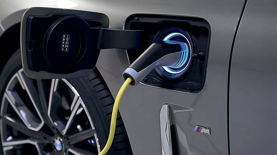 Из новой линейки гибридов в России будет продаваться топовый BMW745 Li xDrive. Машину легко опознать по люку электрозарядки на переднем левом крыле (главное фото слева) и характерной форме воздухозаборников - так называемый "пакет М".