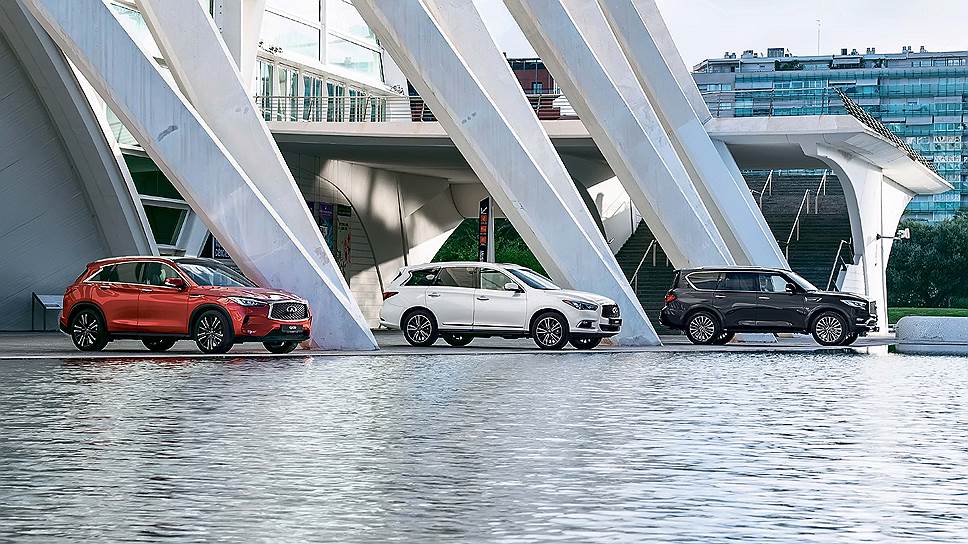 Уникальная форма капота QX50 напоминает створку морской раковины. Он имеет удлинения по бокам с заходом на среднюю линию кузова и сливается с передними стойками кузова, благодаря чему визуально выглядит еще длиннее.