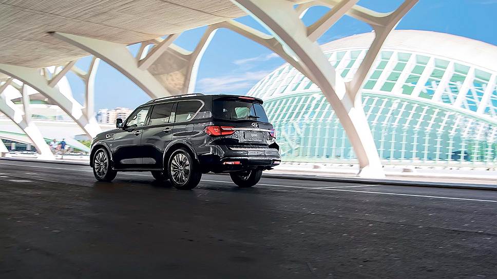 Характерные светодиодные фары Infiniti, по форме напоминающие глаз человека, пристально "смотрят" на окружающих. За счет использования тройных световодов в верхней части фар они обеспечивают лучшую освещенность дороги вне зависимости от положения водительского сиденья.