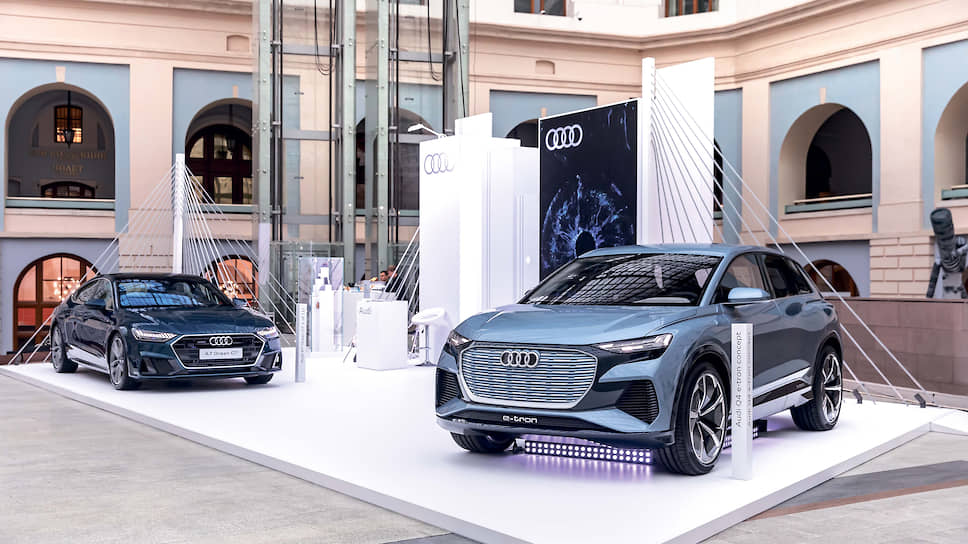 Audi Q4 e-tron оснащена двумя электродвигателями суммарной мощностью 306 л.с. с фирменной системой полного привода Audi quattro. До 100 км/ч автомобиль разгоняется за 6,3 секунды, максимальная скорость ограничена электроникой на отметке 180 км/ч.