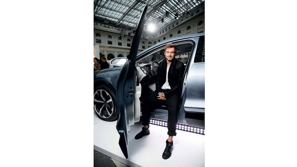 Александр Петров. Если Q4 e-tron позволяет представить, каким будет пятая серийная электрическая Audi, стоит перечислить и четыре предыдущие. Это, во-первых, Audi e-tron, продажи которой уже начались. Во-вторых, Audi e-tron Sportback, купеобразная версия обычного e-tron…