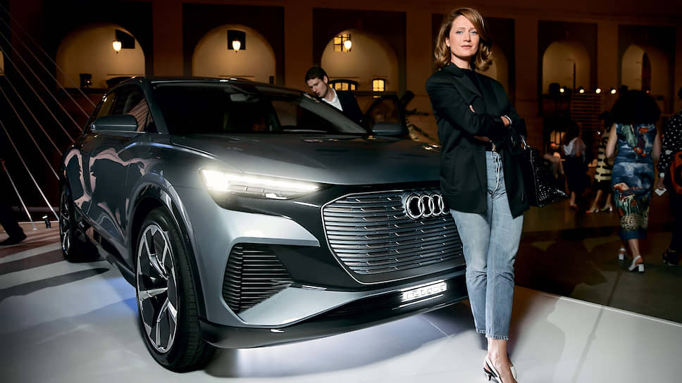 Виктория Исакова. С первого взгляда понятно, что перед вами – Audi, и не простая, а электрическая. Контрастные акценты на панелях порогов, там, где находится аккумуляторная батарея, являются важной характерной особенностью моделей семейства e-tron.