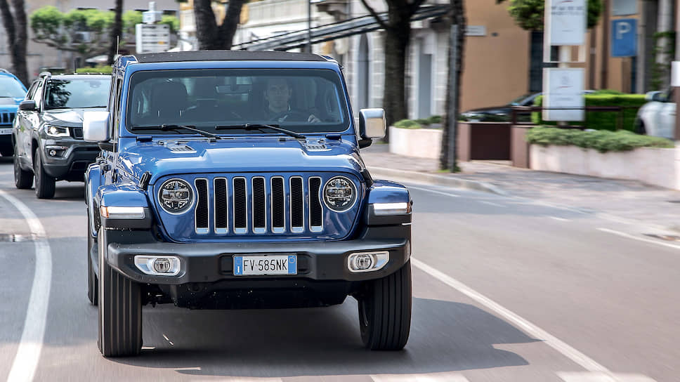 Jeep Wrangler даром что выглядит как самый суровый и утилитарный автомобиль нашей американской троицы. На самом деле он не только на удивление технологичен, но и приветлив к водителю и пассажирам. Wrangler оборудован самыми современными системами безопасности, а его 8,4-дюймовая мультимедийная система позволяет пользоваться сервисами CarPlay и Android Auto.