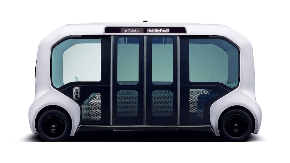 Беспилотный Toyota E-Palette вовсю проходит испытания. В сети можно посмотреть ролики, как автомобиль останавливается перед переходом и пропускает пешеходов не только при дневном свете, но и в полной темноте.