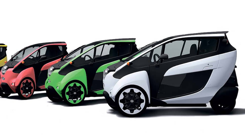 На сверхкомпактном Toyota i-Road можно проехать без подзарядки до 50 километров с максимальной скоростью 60 км/ч. И если вдруг нагрянет тайфун, водителю это не страшно – он же «в домике».