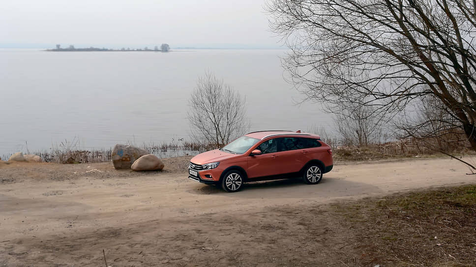 Самая дорогая версия Lada Vesta SW Cross в исполнении Exclusive предусматривает обивку потолка черного цвета и комбинированные сиденья из ткани и экокожи серого цвета – это то, чего нет в других пакетах. Остальные пункты вроде обивки кожей руля, футляра для очков, атмосферной подсветки салона, камеры заднего вида и мультимедийной системы присутствуют также в исполнении Luxe. 
