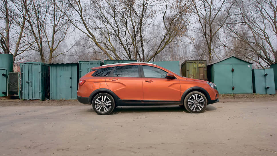 Позволить себе чуть больше – рекламный слоган обновленной Lada Vesta SW Cross, сочетающей в себе спортивный стиль и отличную проходимость. Дорожный просвет 203 миллиметра – а это почти как у кроссовера – позволяет не беспокоиться о высоте бордюра, глубине снега или колее на грунтовке. Лакокрасочное покрытие на легком бездорожье защитит пластиковый обвес порогов, колесных арок и дверей. 
