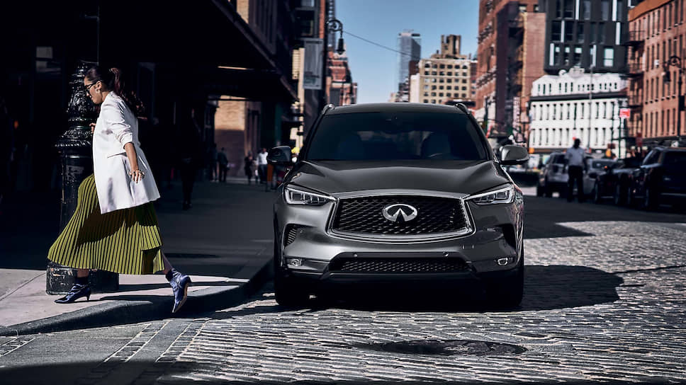 У истоков продукции Infiniti среди других стоял и японец Такахаси Ока. Он вспоминает, что с самого начала авторы бренда старались уйти от традиционных представлений об автомобильной роскоши и предложить нечто оригинальное, отказываясь от явных излишеств.