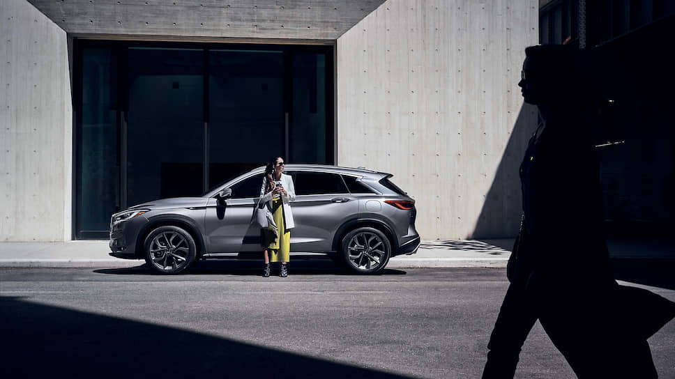 Бренд Infiniti был, напомним, задуман компанией Nissan в 1989 году для продаж улучшенных моделей в Америке. Началось с премьеры седана. Сейчас в гамме доминируют кроссоверы. Но после явления концепта Q Inspiration вновь ждем флагманский седан.