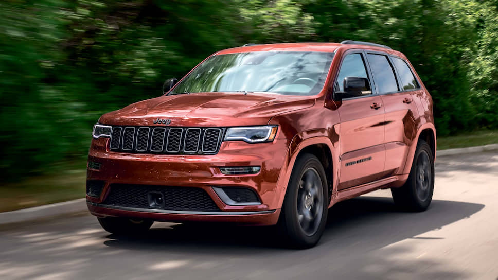 Jeep Grand Cherokee: модель по праву считается родоначальником нового класса автомобилей – «роскошных внедорожников». Но помимо способной произвести впечатление «формы», Grand Cherokee хорош и своим «содержанием». Это мощные, но одновременно экономичные бензиновые V6 и V8. И легендарная система полного привода с понижающей передачей, а также системами контроля тяги и выбора дорожного покрытия, позволяющая решиться на самые отчаянные путешествия. 
