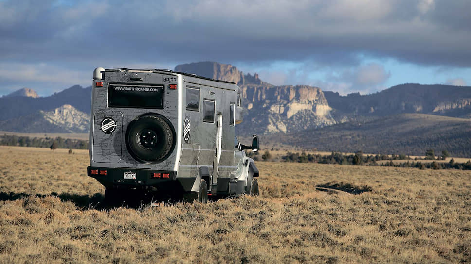 Этот одиннадцатиметровый гигант построен на базе грузовика Ford F-750, под капотом которого скрывается 6,7-литровый турбодизель. При этом его мощность составляет 335 л.с., а крутящий момент достигает 983 Нм. Вся эта удаль молодецкая, как и положено экспедиционному автомобилю, рассчитана на полный привод, а внушительный клиренс, равный 304 миллиметрам, позволяет буквально переть напролом.