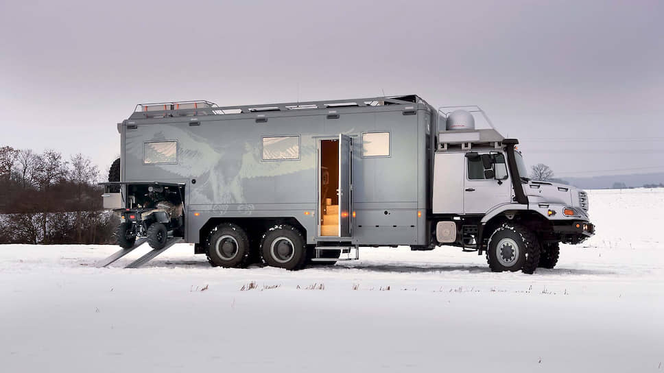 Помимо прочего, Zetros 2733 A 6x6 оборудован отсеком для перевозки квадроцикла, который может пригодиться для разведки местности.