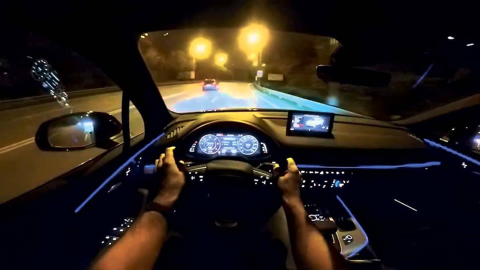 Сейчас уже трудно поверить в то, что в темное время суток первые автомобили использовали простые керосиновые лампы. Потом они сменились ацетиленовыми фарами, которые все так же приходилось зажигать вручную. Только 1912 году получила распространение система Bosch Licht с электрическими лампами накаливания в фарах, генератором, батареей и реле-регулятором. 