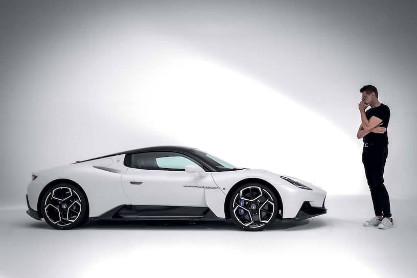 При разработке cуперкара специалисты Maserati ориентировались на различные модели Ferrari и Lamborghini, а также брали за образцы машины McLaren 570S и Honda NSX. Процесс создания занял восемнадцать месяцев, что по меркам автопрома быстро.