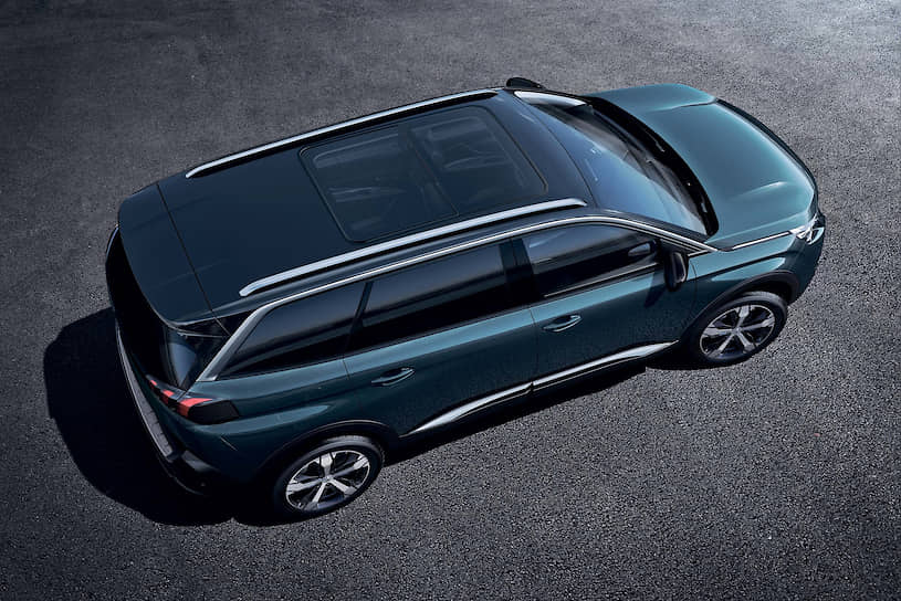 Дизайн Peugeot 5008 запоминается с первого взгляда. Хромированная отделка, алюминиевые рейлинги, глянцевая черная крыша Black Diamond, но главное – это когти льва на задних фарах. 