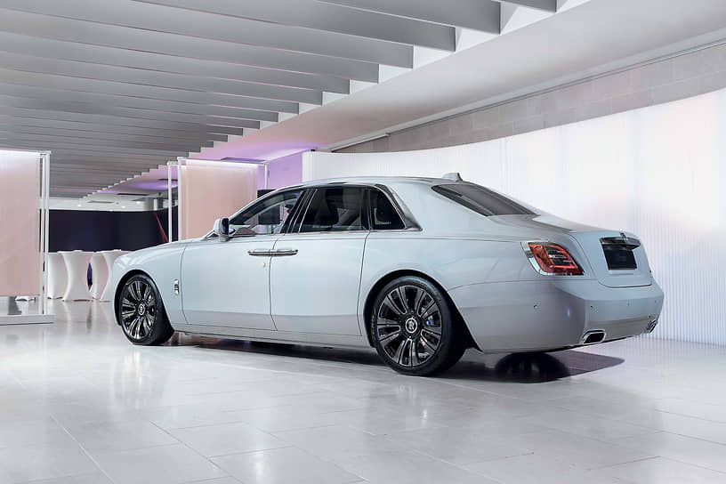 Торстен Мюллер-Отвос, исполнительный директор Rolls-Royce Motor Cars, выступил на презентации с видеообращением: «Новый Ghost знаменует собой современное течение в мире роскоши. Мировая премьера Ghost состоялась всего несколько недель назад, и он моментально стал символом новой вселенной сдержанной роскоши. Я рад отметить, что его минималистичная философия вызвала невероятно позитивный отклик среди клиентов».