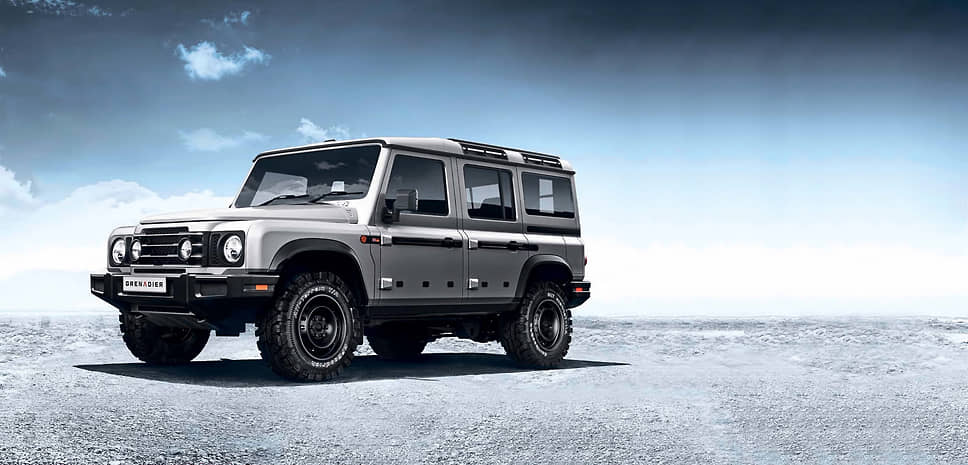 Под капотом Grenadier компания Ineos Automotive планирует помещать двигатели BMW – дефорсированные для большей надежности и увеличения ресурса рядными «шестерками» объемом 3,0 литра, как бензиновыми, так и дизельными. В тандеме с каждым из двигателей будет работать восьмиступенчатый гидромеханический «автомат» ZF. Ориентировочная цена автомобиля – 30–45 тысяч фунтов стерлингов. 