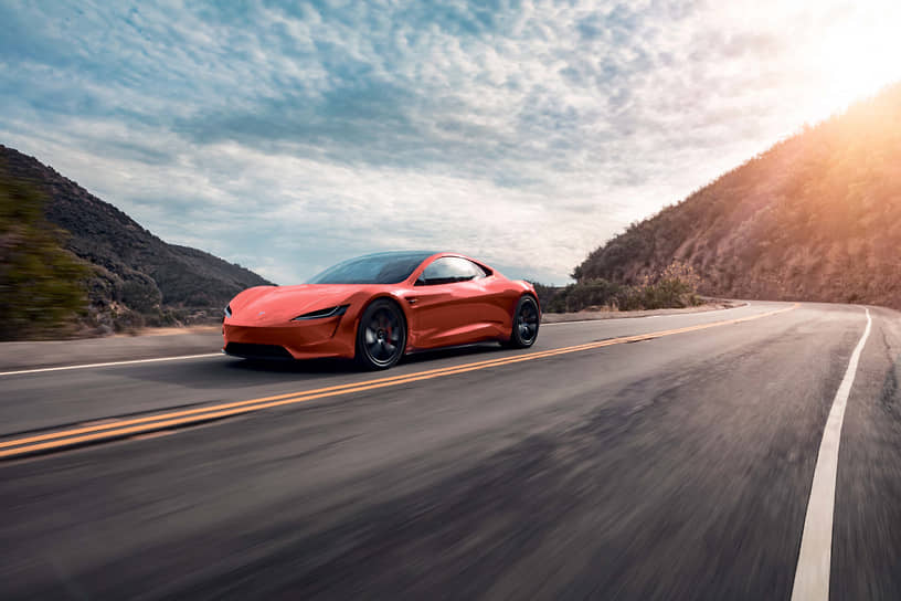 Запас хода Tesla Model S на одной зарядке колеблется в зависимости от температуры наружного воздуха. Если летом при движении по американскому хайвею он может доходить до 450 км, то с понижением температуры до зимних российских значений емкость батареи автомобиля сильно уменьшается и запас хода может снизиться до 200 км и даже меньше.  